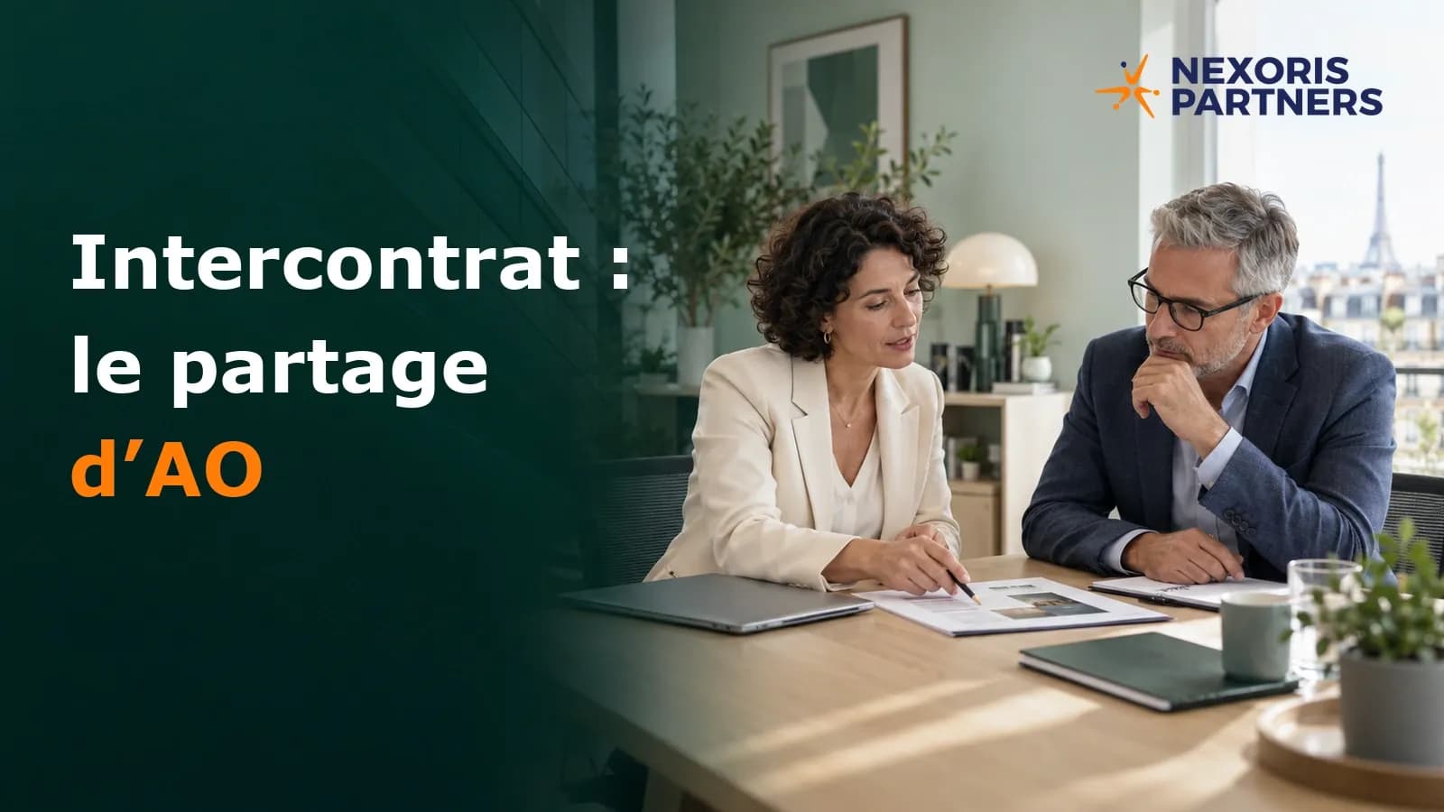 Deux interlocuteurs commerciaux examinent un dossier de consultant dans un bureau, avec le titre « Intercontrat : le partage d’AO » et le logo Nexoris Partners.